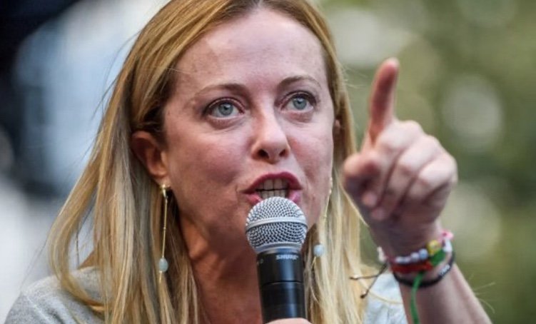 Populisti, popolani, popolari: parola d’ordine, dichiarare guerra a tutto e tutti