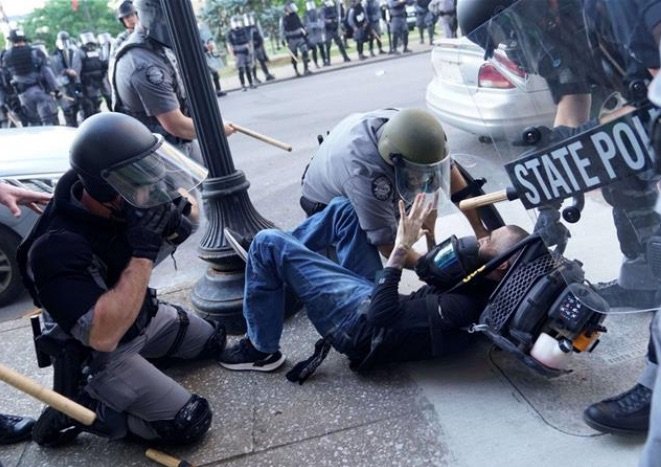 La caccia al migrante: echi di un passato doloroso